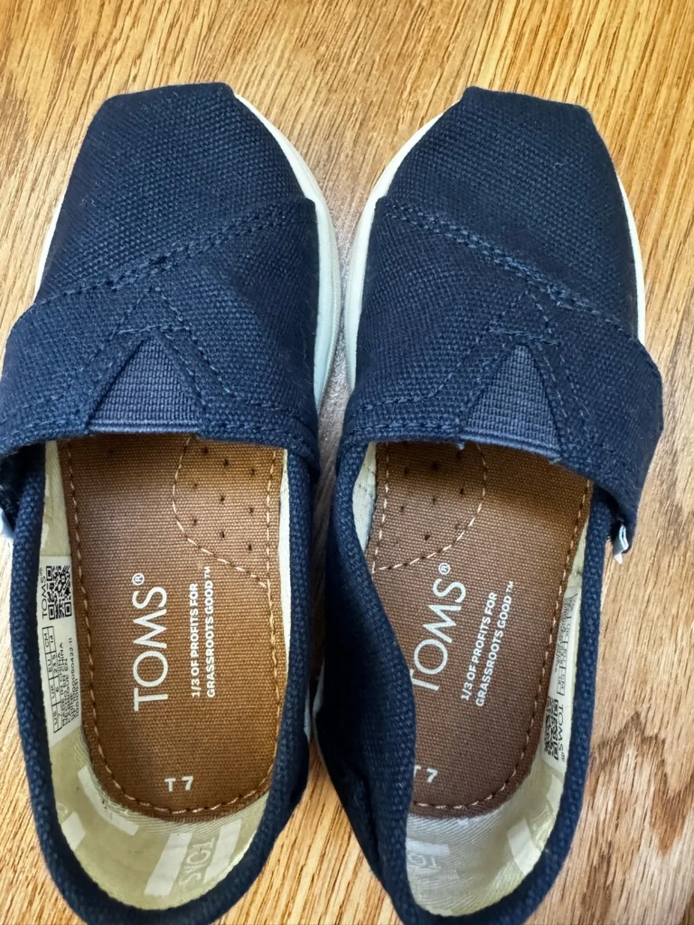 TOMS Classic Slip-On Canvas Shoes in Navy- 7T